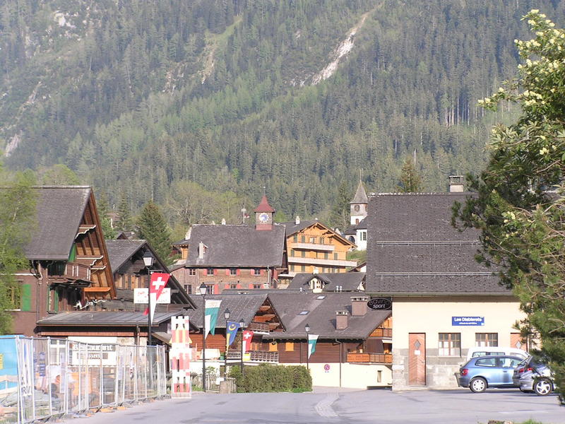 0011 Les Diablerets - radnice, protestanský kostel.JPG