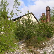 0051  Les Diablerets - protestanský kostel, alpská zahrada Les Tussillages.JPG