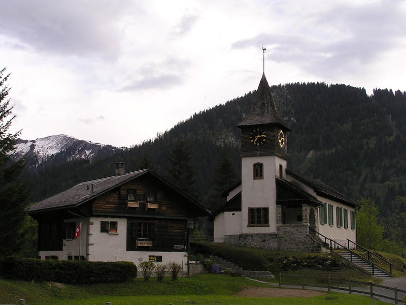 0049  Les Diablerets - protestanský kostel a fara.JPG