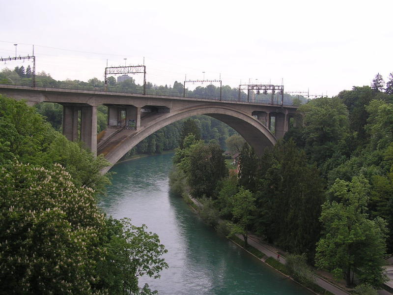 0111  Bern - Lorrainebrücke (Lotrinský most), pohled na řeku Aare a železniční most.JPG