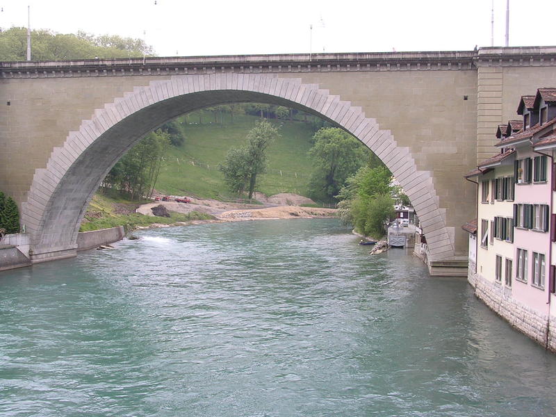 0086 Bern - most Nydeggbrücke a řeka Aare.JPG