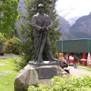 0409 Grindelwald - Bernské Alpy, pomník.JPG