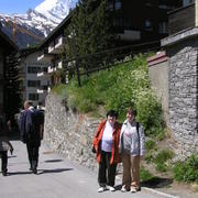 0310 Zermatt - Matterhorn, máma a Jitka.JPG