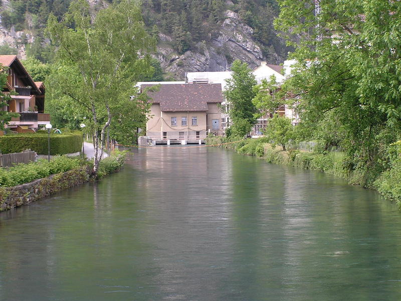 0032 Interlaken - řeka Aare.JPG