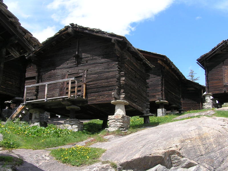 0348 Saas Fee - dřevěné domky.JPG