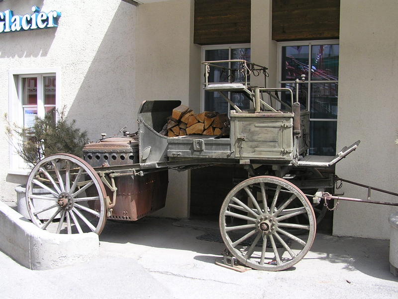 0352 Saas Fee - auto na dřevo.JPG