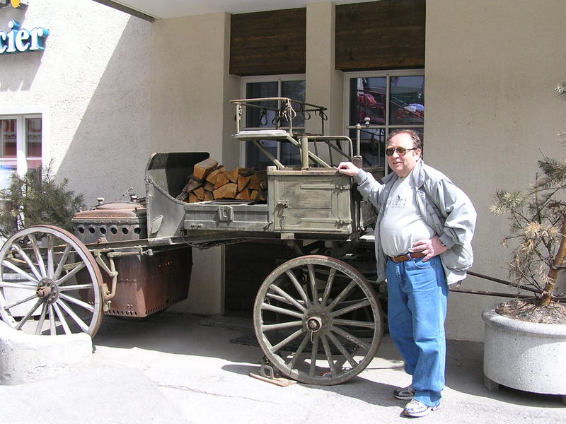 0353 Saas Fee - táta a auto na dřevo.JPG