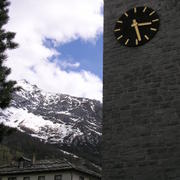 0364 Saas Fee Herz-Jesu-Pfarrkirche (farní kostel Ježíšova srdce), věž.JPG