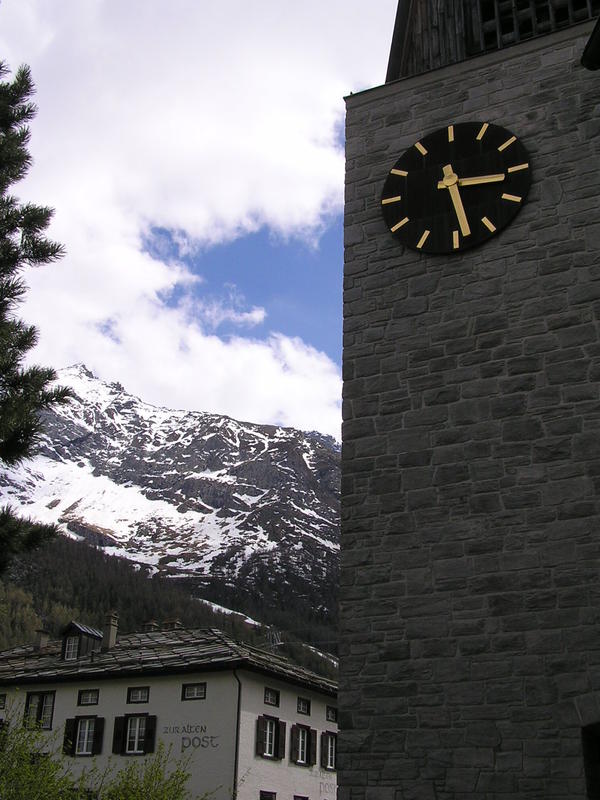 0364 Saas Fee Herz-Jesu-Pfarrkirche (farní kostel Ježíšova srdce), věž.JPG