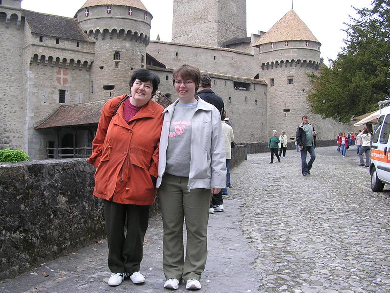 0024  Hrad Chillon u Ženevského jezera, mamka a Jitka.JPG