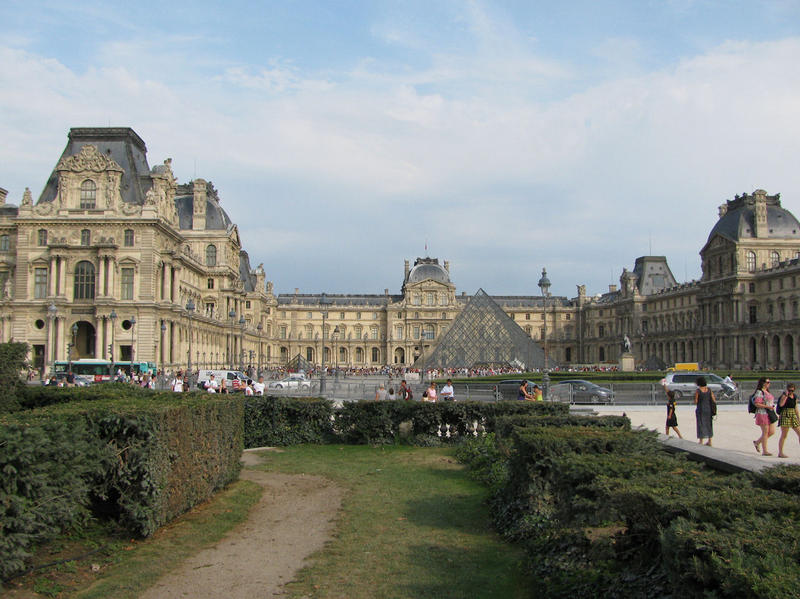 Pohled na Louvre od Vítězného oblouku