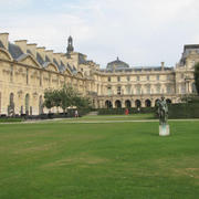 Pohled na Louvre z Tuilerijské zahrady