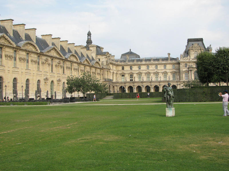 Pohled na Louvre z Tuilerijské zahrady
