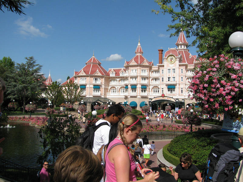 Hotel nad vstupem do Disneylandu