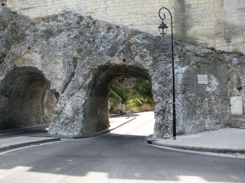 Nová brána ve starých hradbách