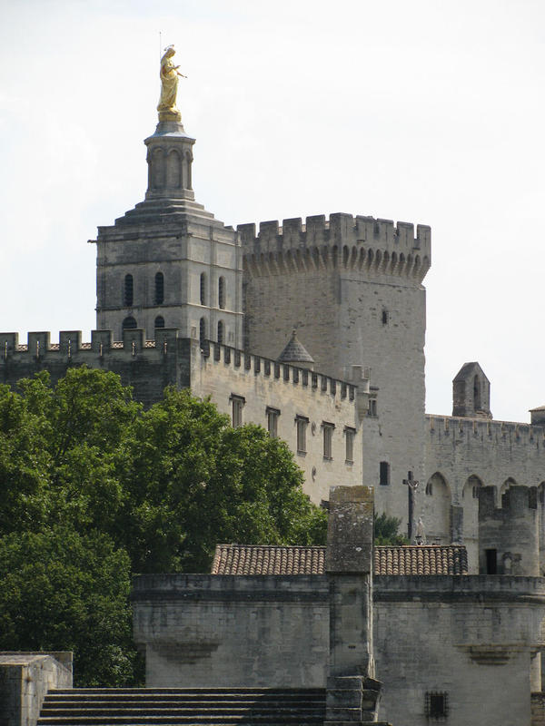 Papežský palác při pohledu z mostu