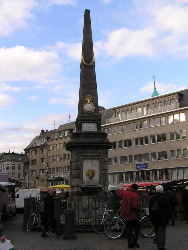 012 Bonn - Marktplatz _Tr_n_ n_m_st___ pomn_k.JPG