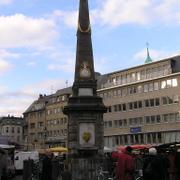 012 Bonn - Marktplatz _Tr_n_ n_m_st___ pomn_k.JPG