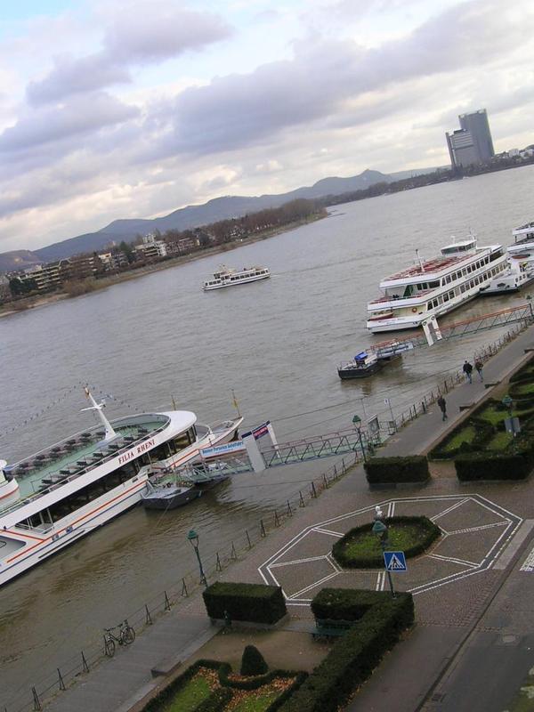 035  Bonn - Rheinische Promenade _R_nsk_ promen_da__ v__kov_ budovy Lager Eugen_ Posttower _Po_tovn_ v___.JPG