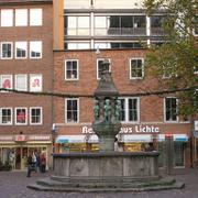 028 Br_my - Marktplatz _Tr_n_ n_m_st___ ka_na.JPG