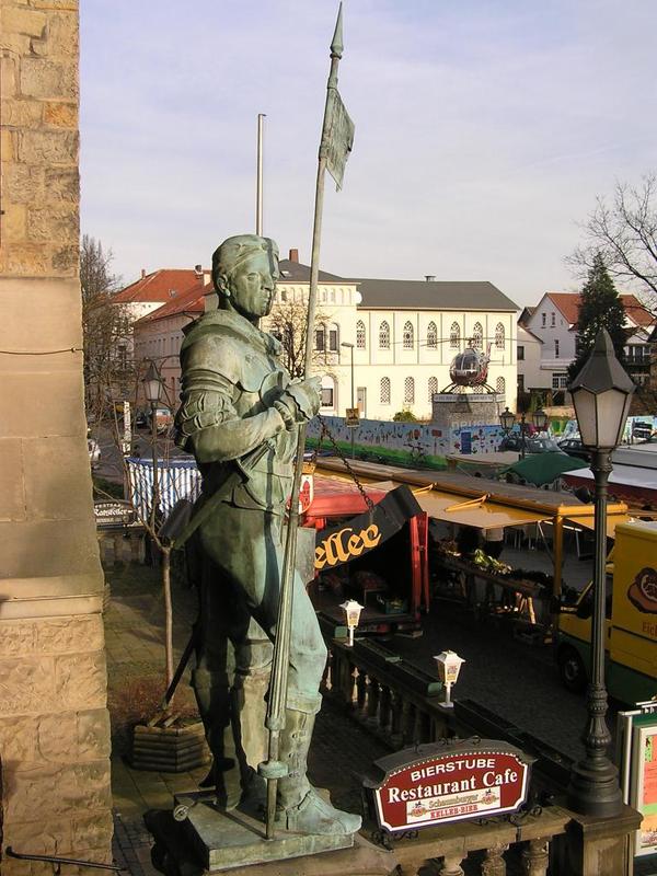 0011 B_ckeburg - Hubschraubermuseum _Muzeum vrtuln_k___ pohled z radnice.JPG