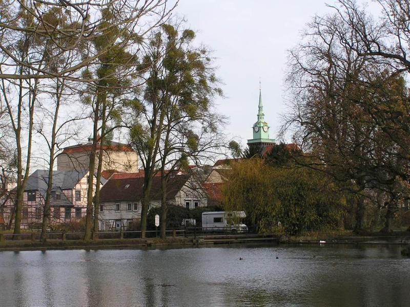 0087 B_ckeburg - Schlossgarten _Z_meck_ zahrada__ vodn_ p__kop.JPG