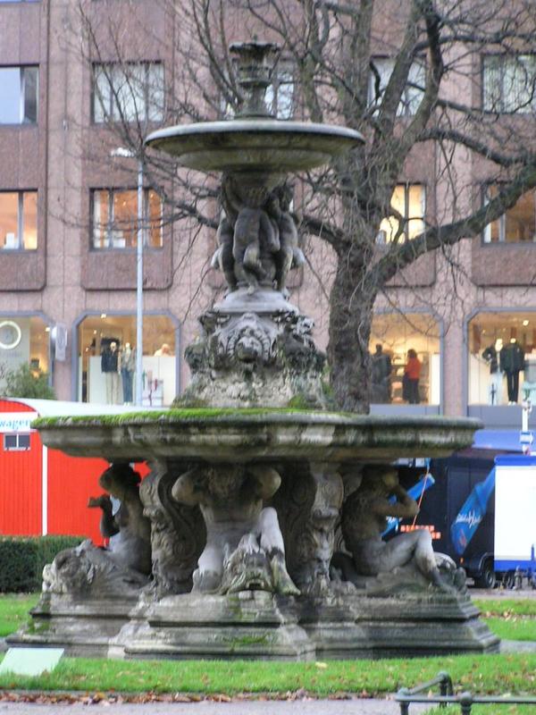 005 D_sseldorf - Schalenbrunnen _Schalen ka_na_.JPG