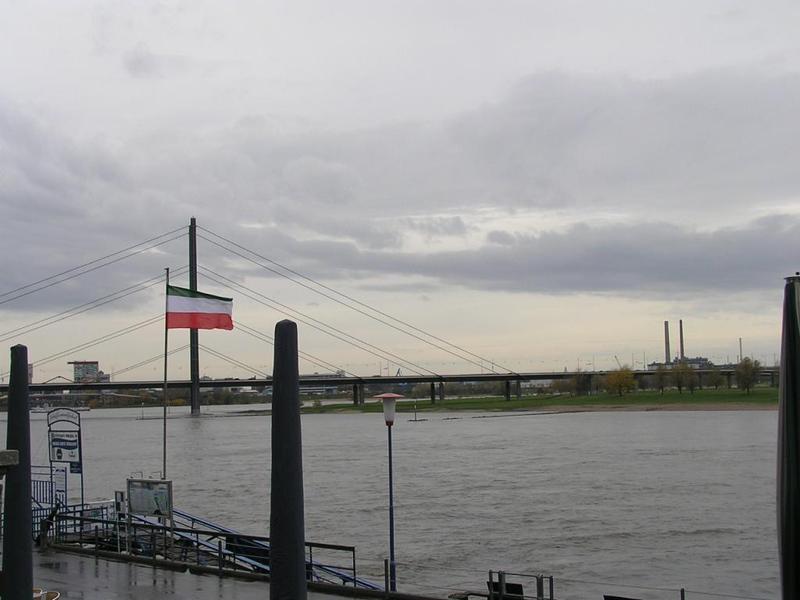 035 D_sseldorf- Rhein _R_n__ Rheinkniebr_cke _R_nsk_ most_.JPG