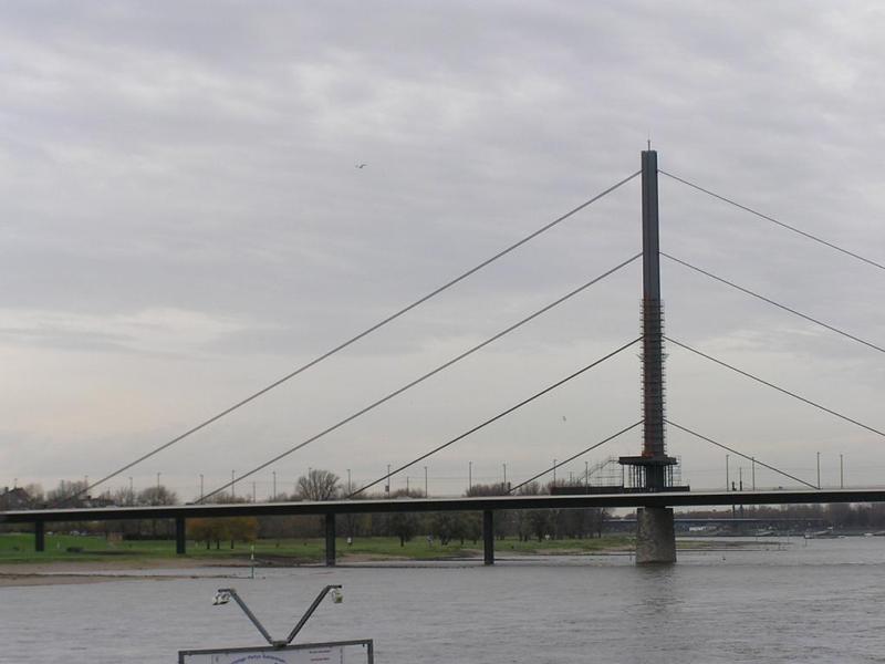 036 D_sseldorf - Oberkasseler Br_cke _Velk_ kasselsk_ most_.JPG