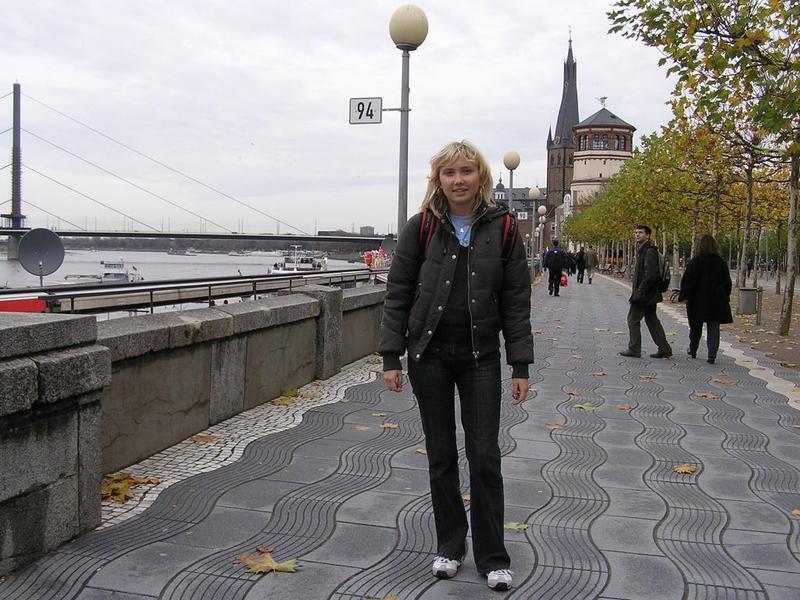 038 D_sseldorf - Jana na Rheinuferpromenade _na R_nsk_m n_b_e___.JPG