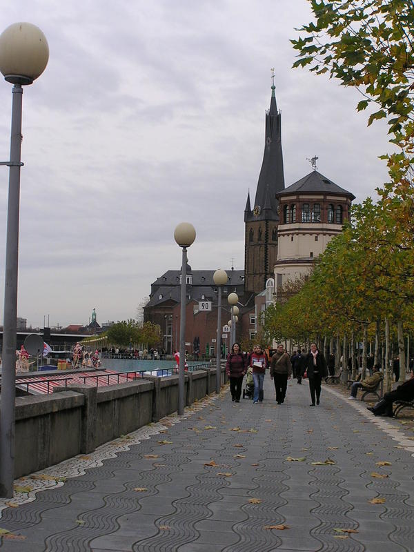 039 D_sseldorf - Rheinuferpromenade _R_nsk_ n_b_e____ Schifffahrt Museum im Schlossturm _Muzeum lodn_ dopravy v Z_meck_ v__i__ L