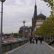 039 D_sseldorf - Rheinuferpromenade _R_nsk_ n_b_e____ Schifffahrt Museum im Schlossturm _Muzeum lodn_ dopravy v Z_meck_ v__i__ L