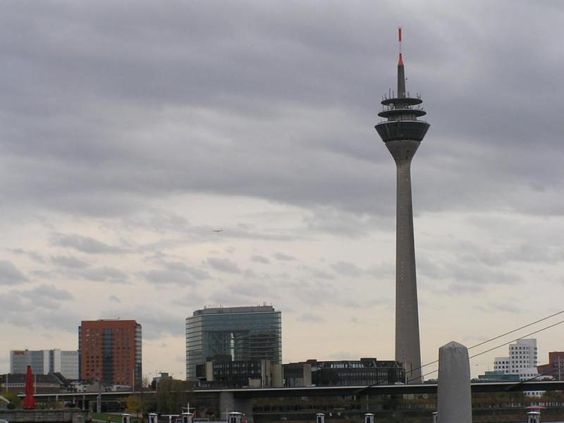 041 D_sseldorf - Rheinturm _R_nsk_ v____ Stadttor _M_stsk_ br_na_.JPG