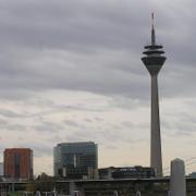 041 D_sseldorf - Rheinturm _R_nsk_ v____ Stadttor _M_stsk_ br_na_.JPG