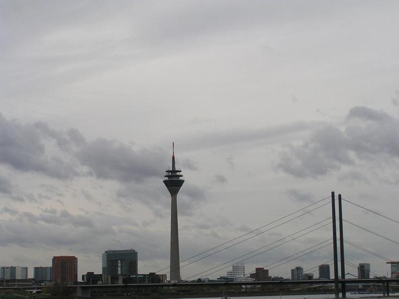 059 D_sseldorf - Rheinturm _R_nsk_ v____ Stadttor _M_stsk_ br_na__ Reinkniebr_cke _R_nsk_ most_.JPG