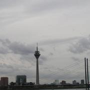 059 D_sseldorf - Rheinturm _R_nsk_ v____ Stadttor _M_stsk_ br_na__ Reinkniebr_cke _R_nsk_ most_.JPG