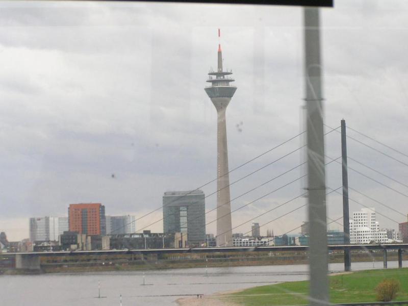 072 D_sseldorf - Rheinturm _R_nsk_ v____ Stadttor _M_stsk_ br_na_ z Oberkasseler Br_cke _Velk_ho kasselsk_ho mostu_.JPG