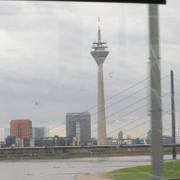 072 D_sseldorf - Rheinturm _R_nsk_ v____ Stadttor _M_stsk_ br_na_ z Oberkasseler Br_cke _Velk_ho kasselsk_ho mostu_.JPG