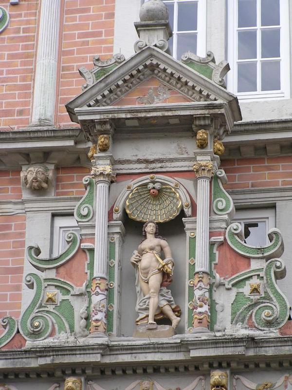 015 Hameln - Leisthaus_ Lukretia-Figur im Giebelfeld _postava Lukrecie v tympanonu_.JPG