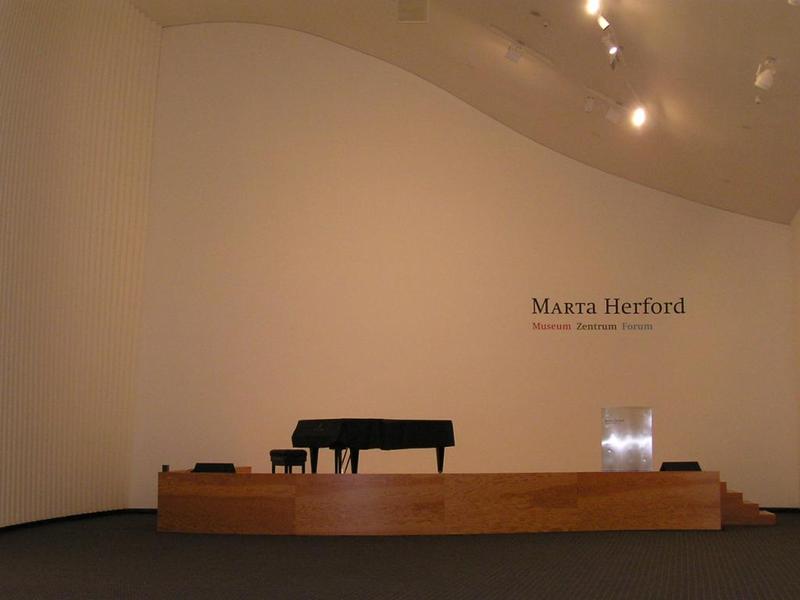 008 Herford - MARTa - muzeum modern_ho n_bytku_ koncertn_ s_l.JPG