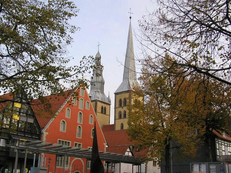 022 Lemgo - domy v Papenstrasse _v Papenov_ ulici__ Kirche St_ Nicolai _kostel sv_ Mikul__e_.JPG