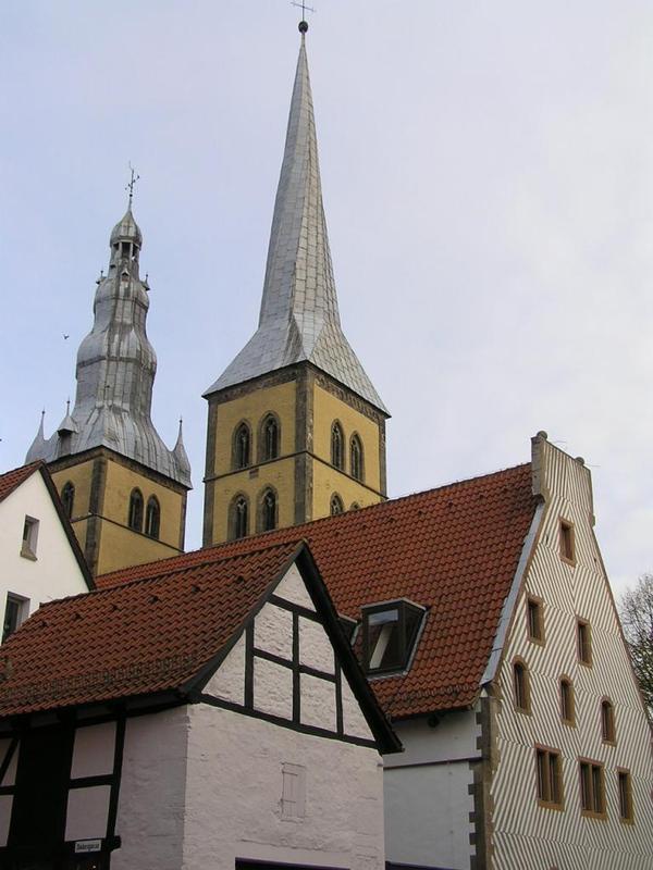 025 Lemgo - Zeughaus _Po__rn_ zbrojnice__ Kirche St_ Nikolai _kostel sv_ Mikul__e_.JPG