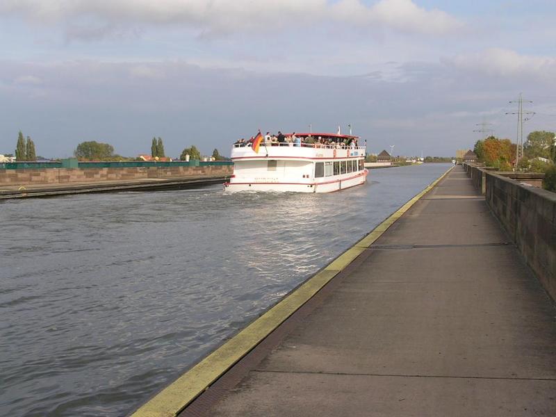 079 Minden - Rhein-Weser-Kanal _R_nskowesersk_ vodn_ kan_l__ v_letn_ lo_.JPG