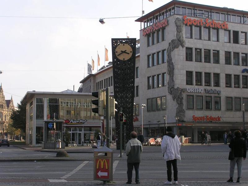 005 Bielefeld - Jahnplatz_ hodiny.JPG