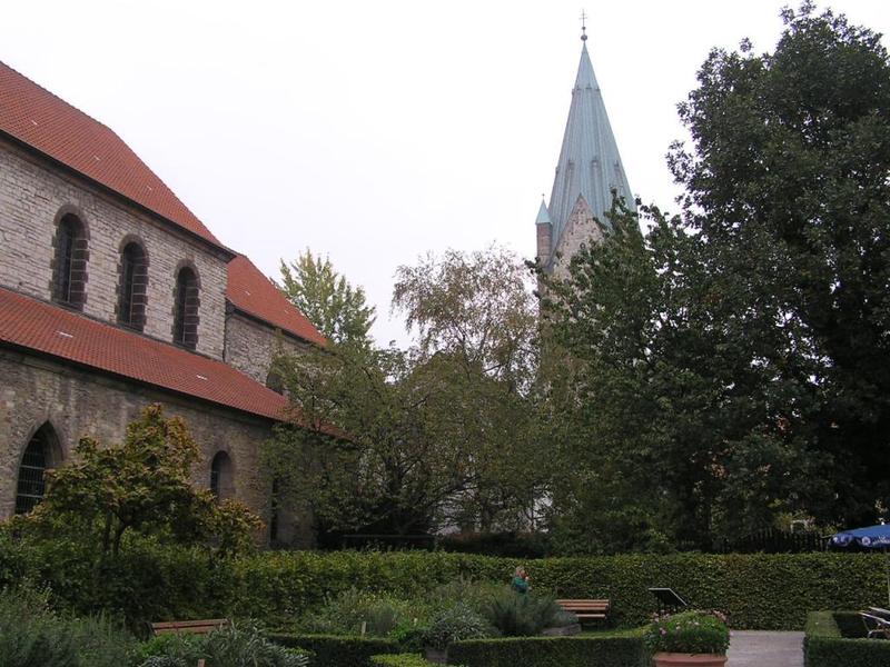 036 Paderborn - Abdinghofkirche_ D_m_ zahrada st_tn_ galerie.JPG