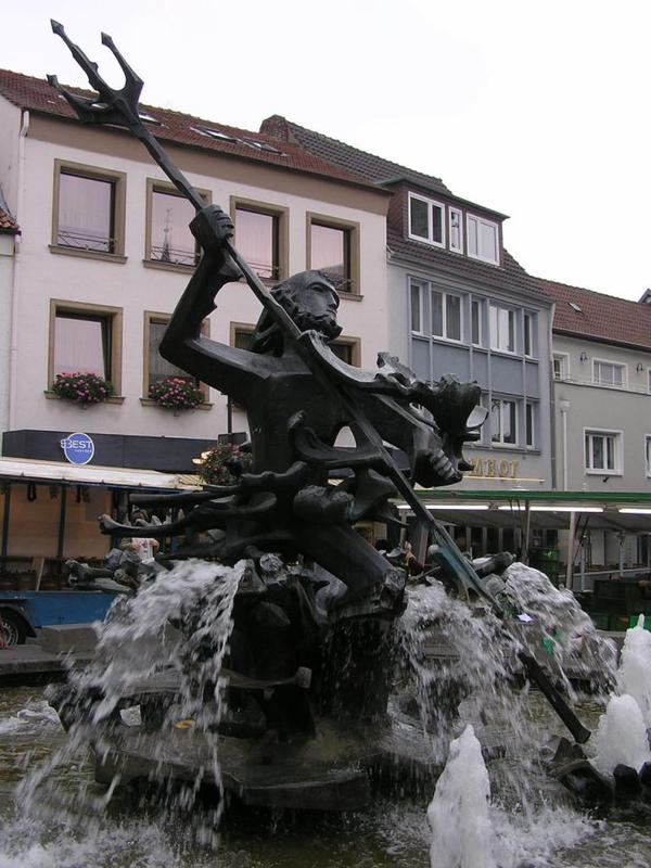 044 Paderborn - Marktplazt _Tr_n_ n_m_st___ ka_na Neptuna.JPG