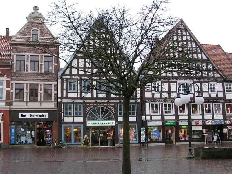 024 Stadthagen - Marktplatz _Tr_n_ n_m_st__.JPG