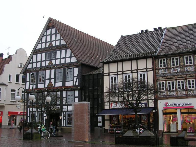 027 Stadthagen - Marktplatz _Tr_n_ n_m_st__.JPG