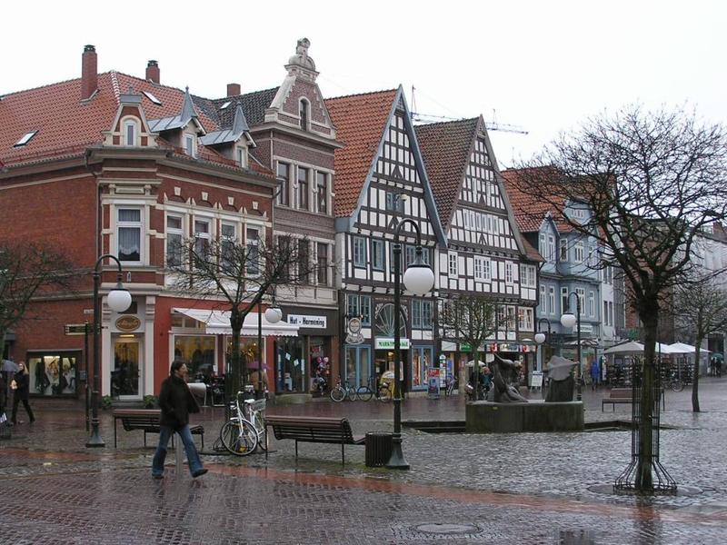 029 Stadthagen - Marktplatz _Tr_n_ n_m_st__.JPG