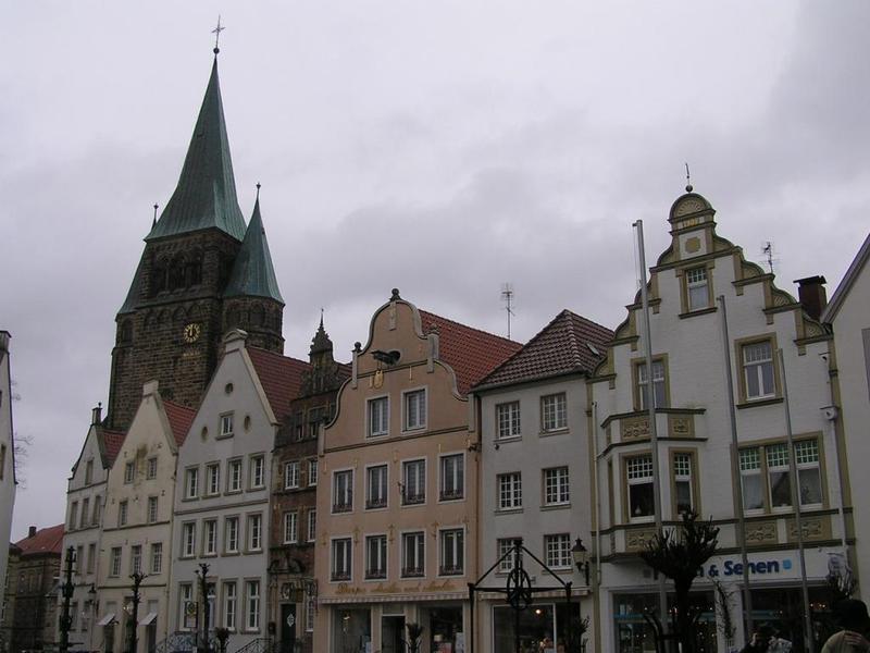 030 Warendorf - Marktplatz _Tr_n_ n_m_st___ St_ Laurentius Kirche _kostel_.JPG